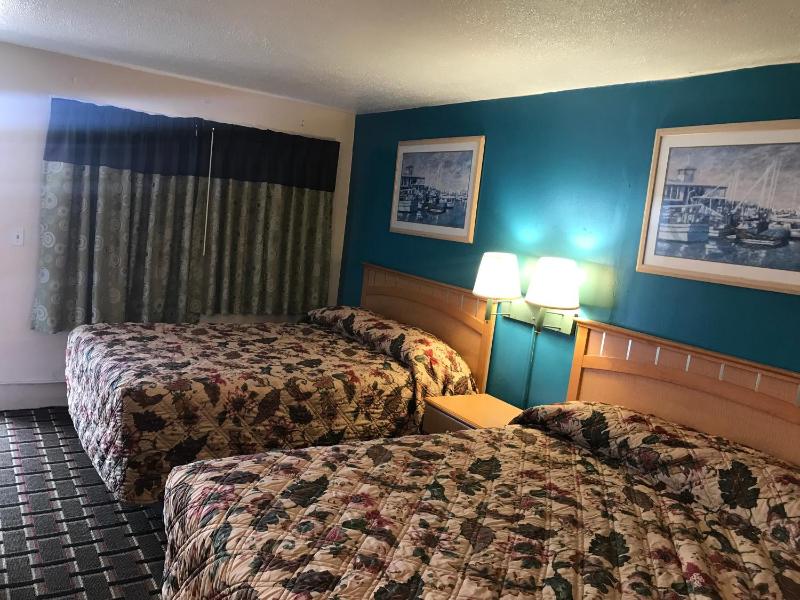 Queen Room with Two Queen Beds image 3