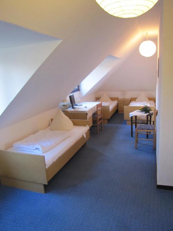 Triple Room with Shared Bathroom image 3