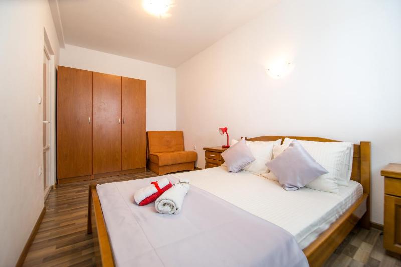 One-Bedroom Apartment image 2