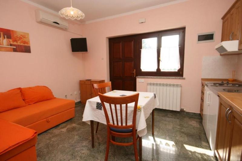 One-Bedroom Apartment with Terrace image 2