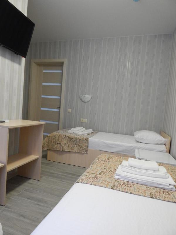 Twin Room with Shower image 2