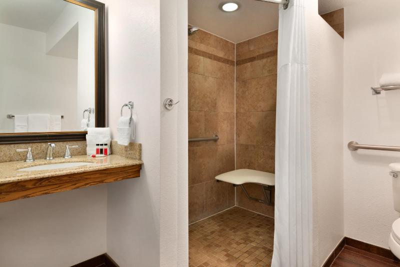 Queen Room - Mobility Access/Non-Smoking image 3