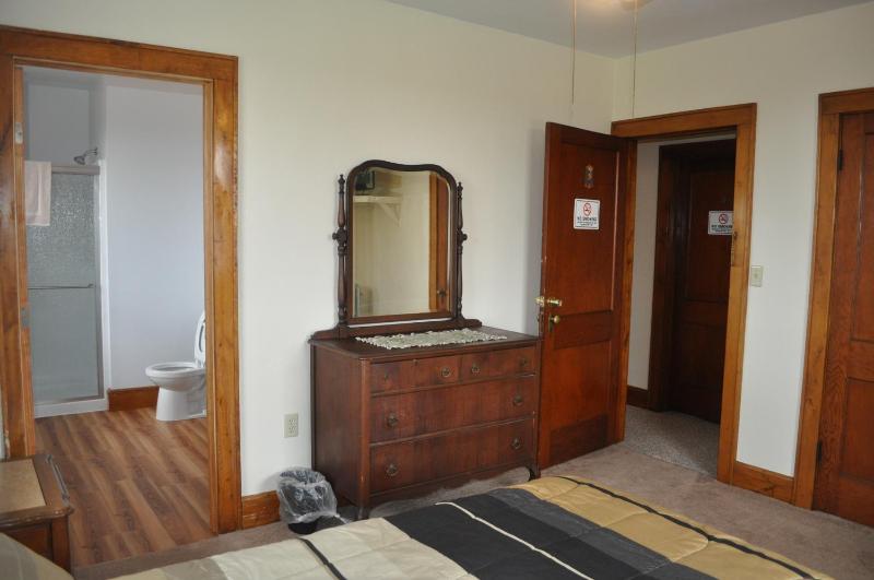 Standard Queen Room image 3