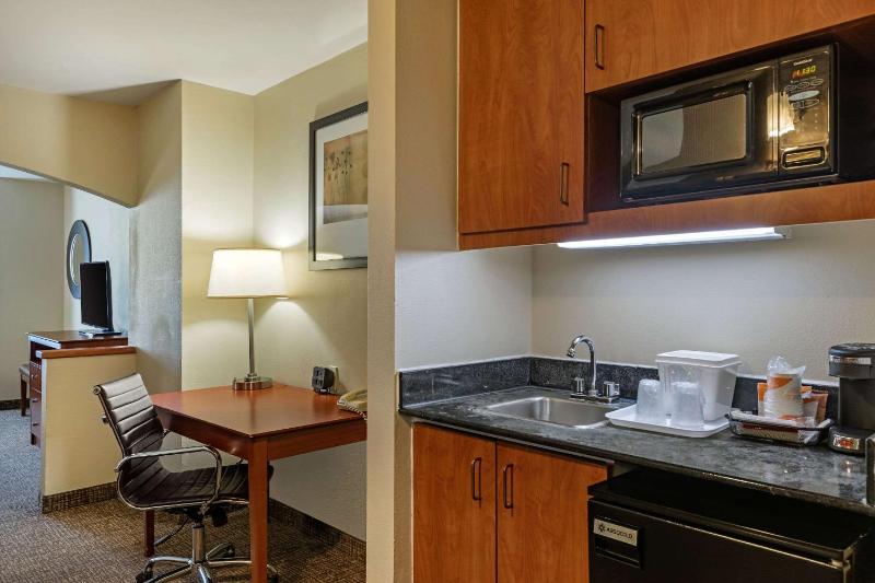 Suite with Two Queen Beds - Non-Smoking image 3