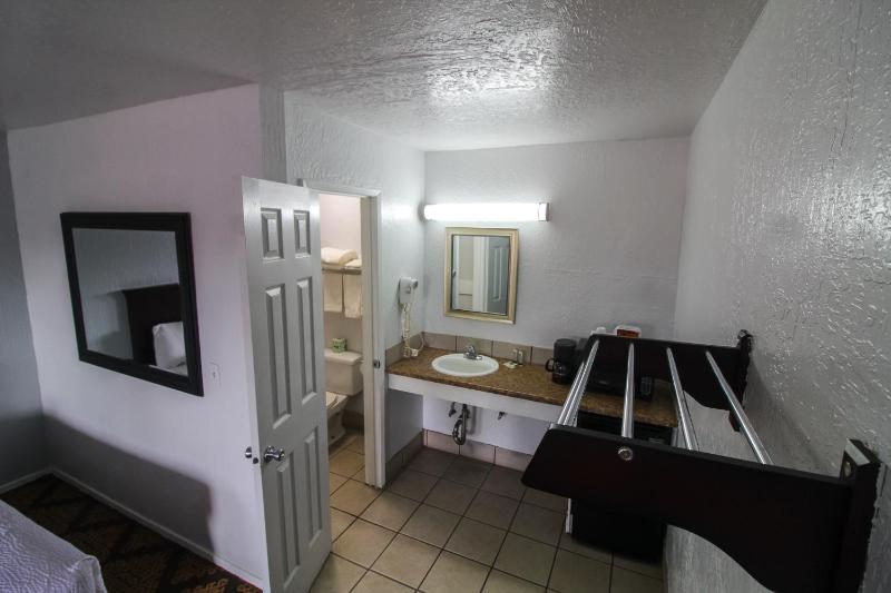 Queen Room with Two Queen Beds image 3