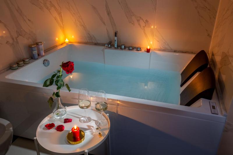Double Room with Spa Bath image 4