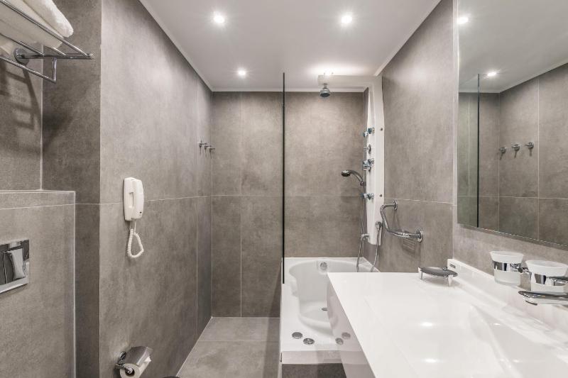 Sunshine Triple Room with Sea View image 2
