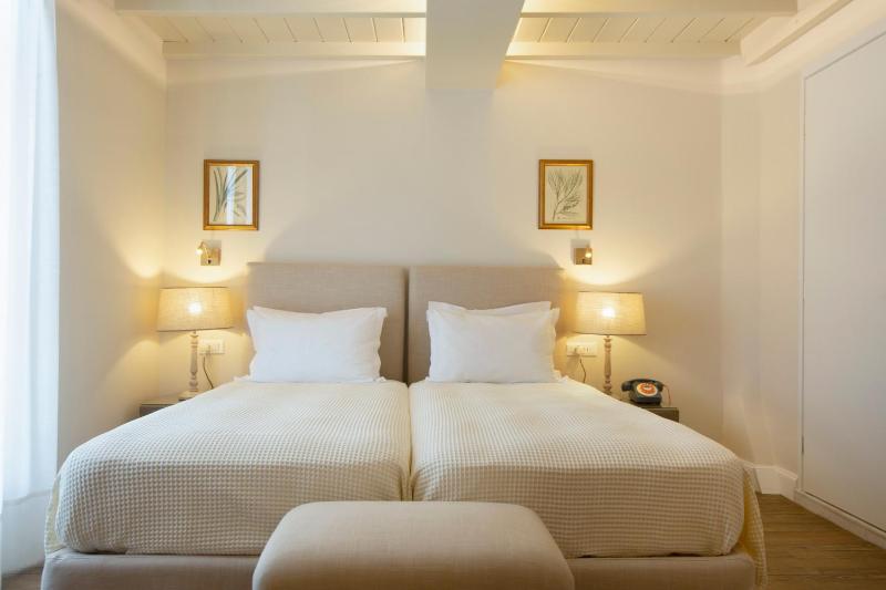 Standard Twin Room with Extra Bed image 4