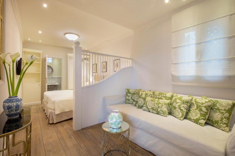 Standard Twin Room with Extra Bed image 1