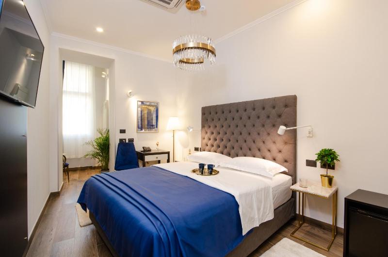 Superior King Room image 3