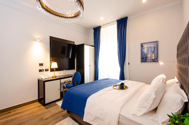 Deluxe King Room image 3