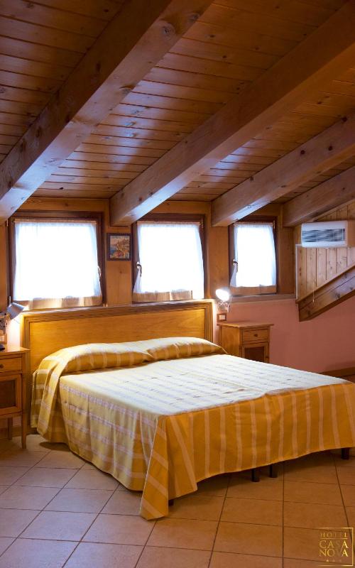 Quadruple Room with Private Bathroom image 3