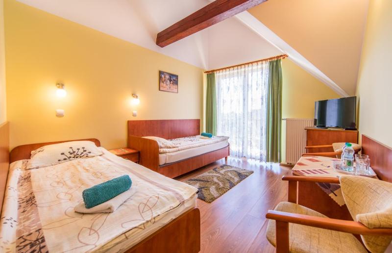 Twin Room with Private Bathroom image 4