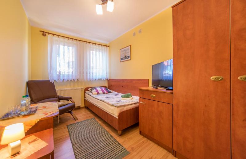 Small Single Room image 3
