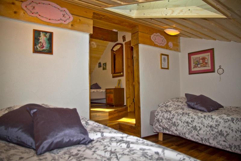 Quadruple Room with Shared Bathroom image 3