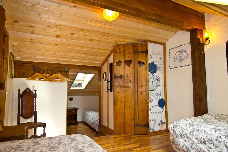 Quadruple Room with Shared Bathroom image 4