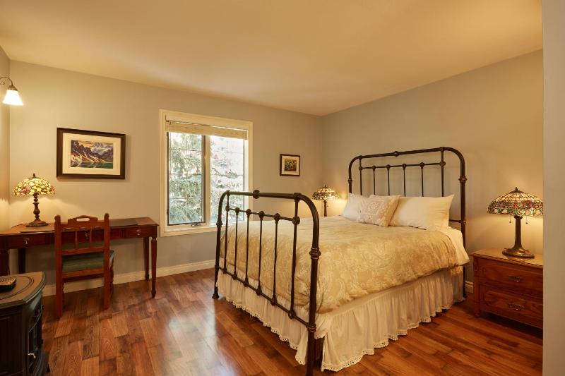 Deluxe Queen Room Assiniboine  image 1