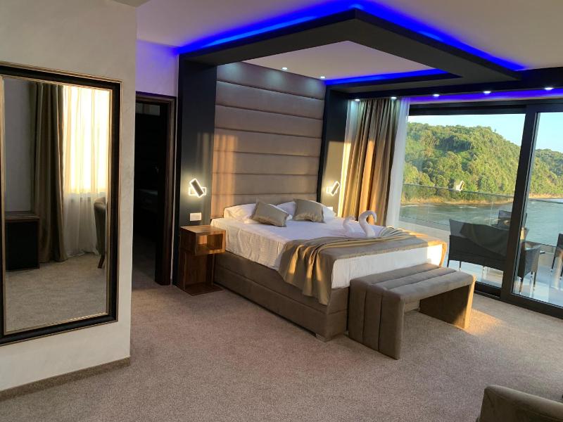 Deluxe Suite with Sea View image 2