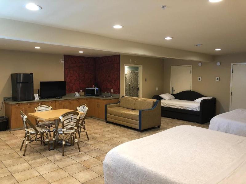 Deluxe King Room image 2