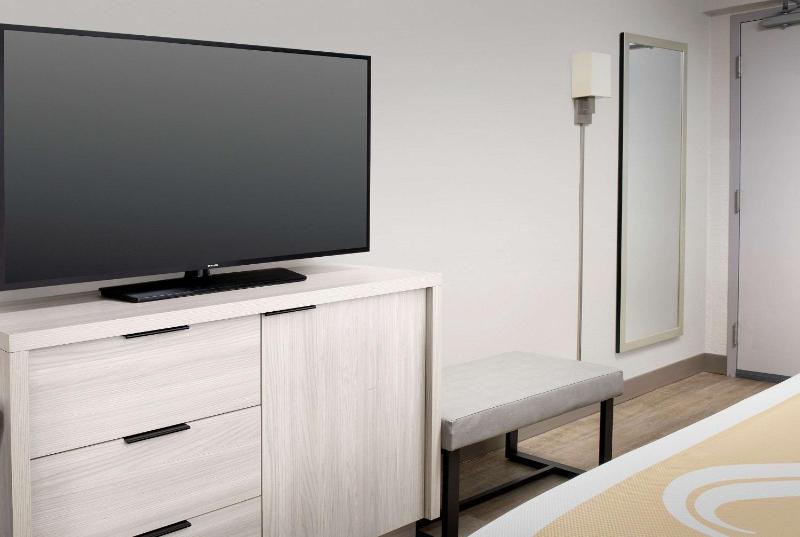Efficiency Room with King Bed - Non Smoking image 3