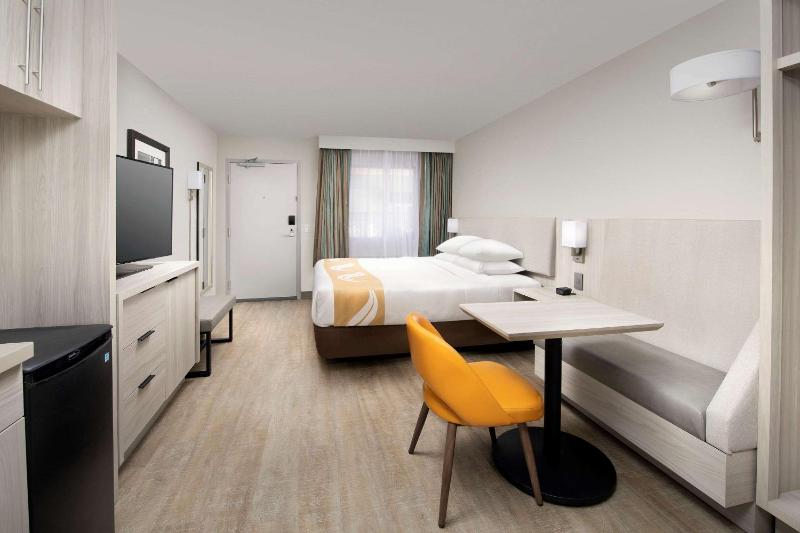 Efficiency Room with King Bed - Non Smoking image 2