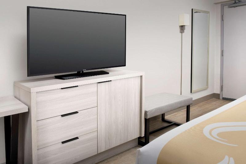 Upgraded King Room- Non Smoking image 3