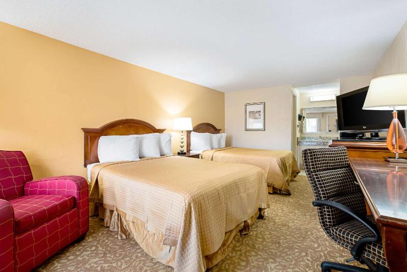 Double Room with Two Double Beds - Non-Smoking/Pet Friendly image 1