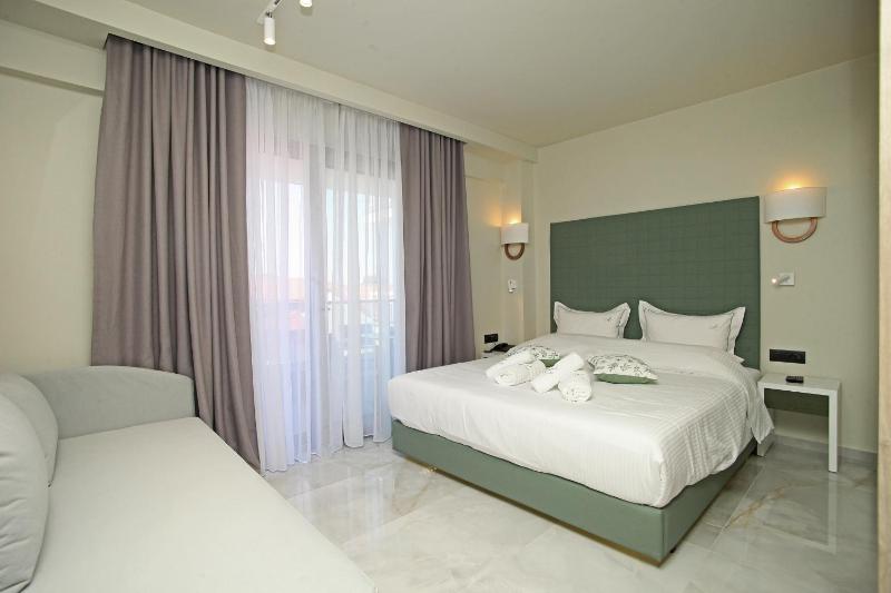 Superior Triple Room image 1