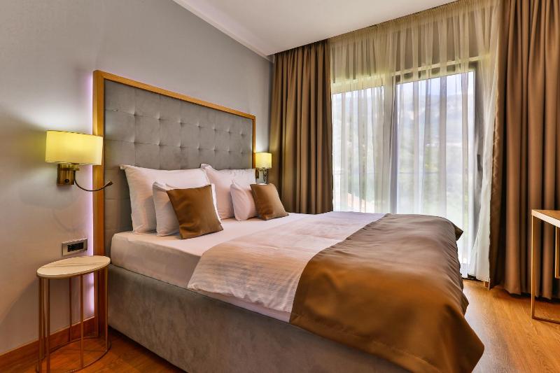 Deluxe Suite with Sea View image 3