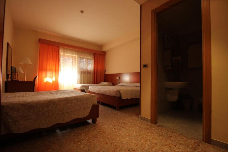Standard Quadruple Room image 3