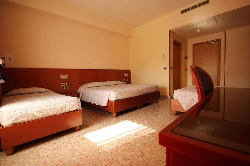 Standard Quadruple Room image 4