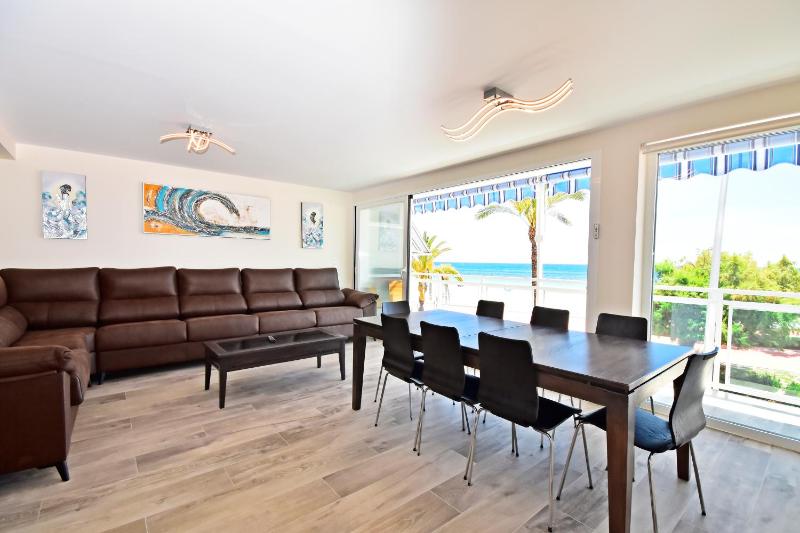 GR LUXURY APARTMENT FIRST LINE BEACH Images