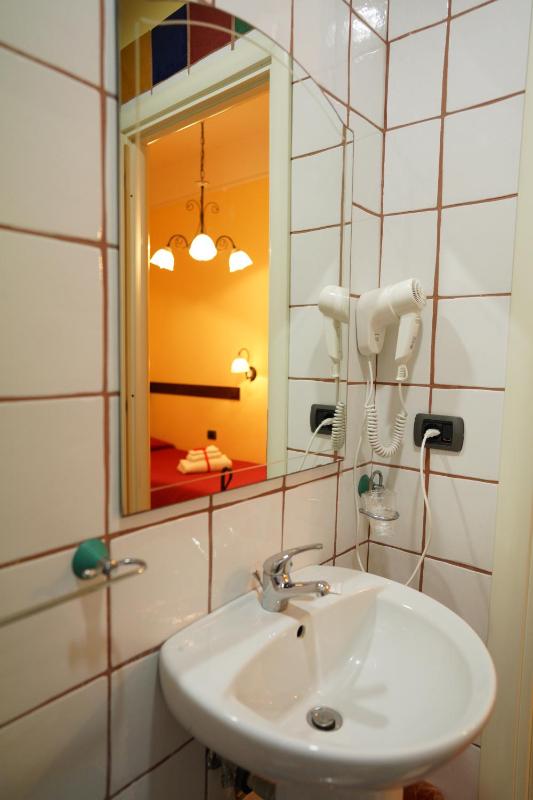 Economy Single Room image 4