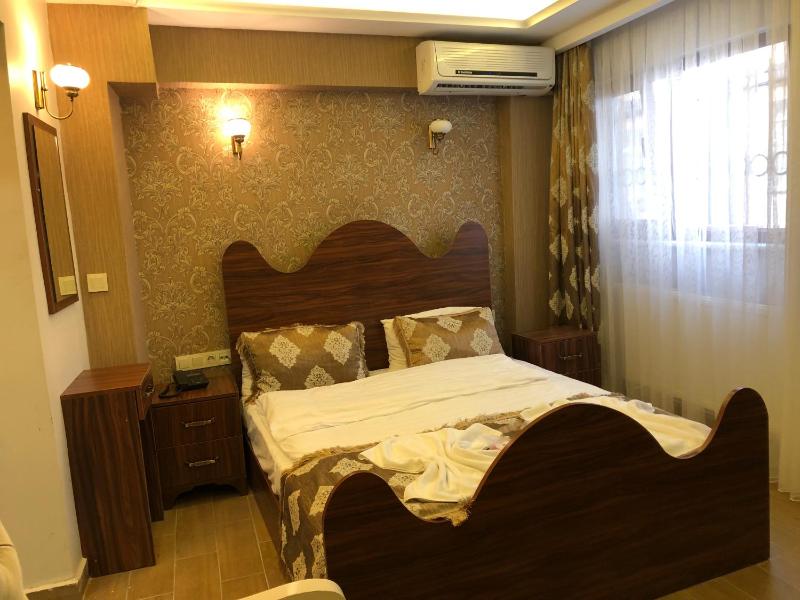 Economy Triple Room image 3