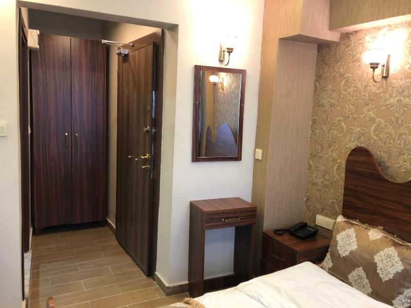 Economy Triple Room image 2