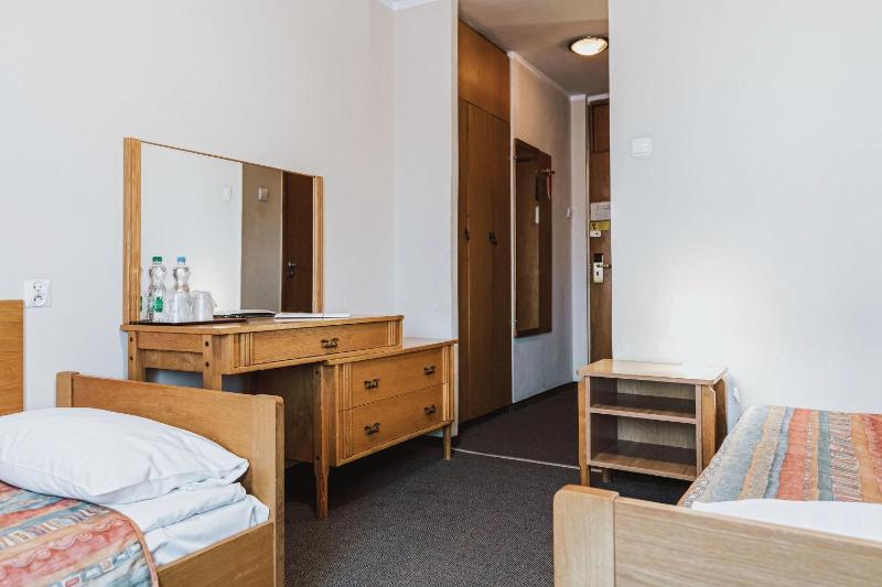 Economy Twin Room image 3