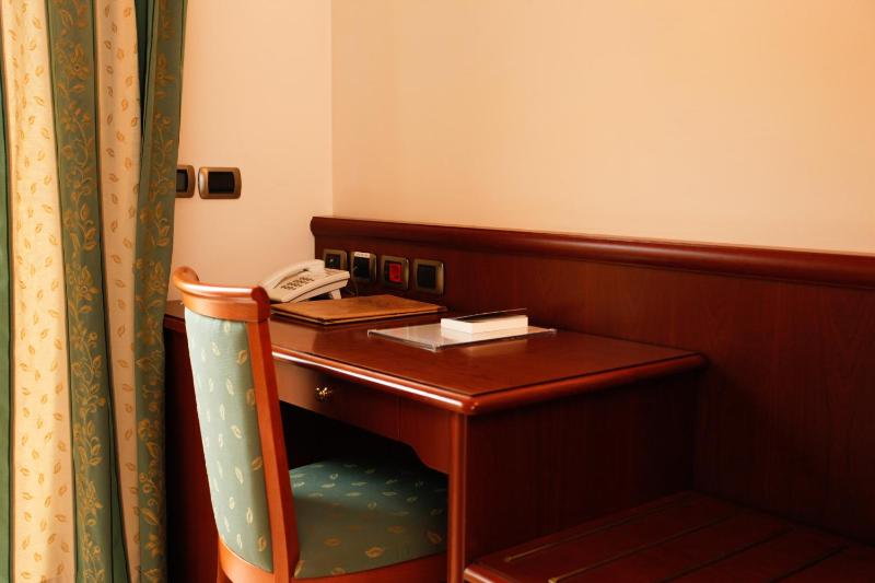 Superior Triple Room image 4