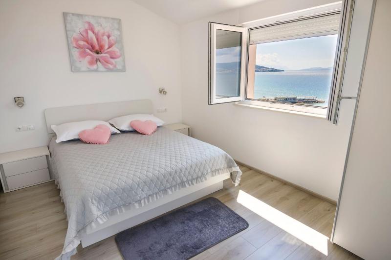 One-Bedroom Apartment image 4