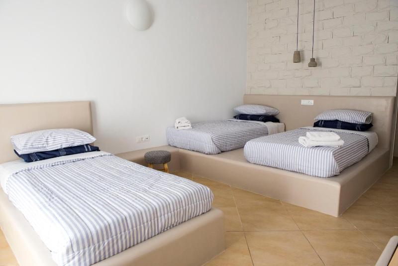 Standard Triple Room image 2