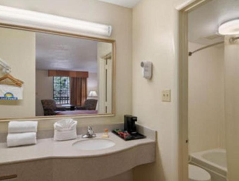 Queen Room with Two Queen Beds - Smoking image 3
