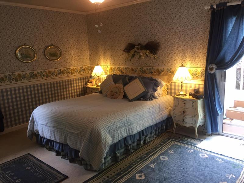 Deluxe Queen Room image 3