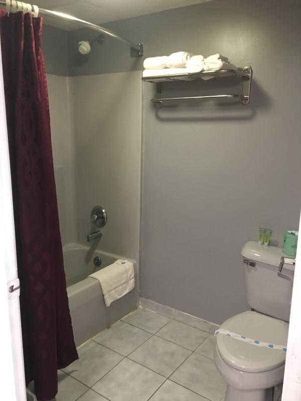 Queen Room with Two Queen Beds - Non-Smoking image 3