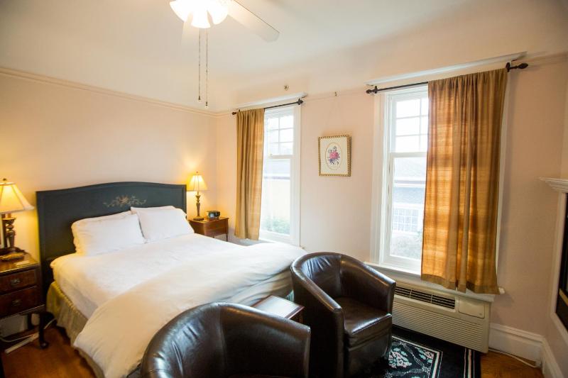 Queen Room with Garden View image 3
