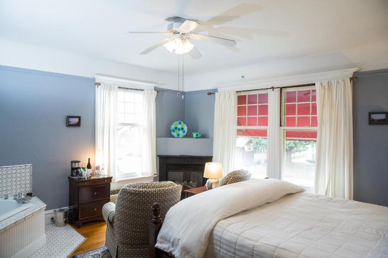 King Room with Mountain View image 1