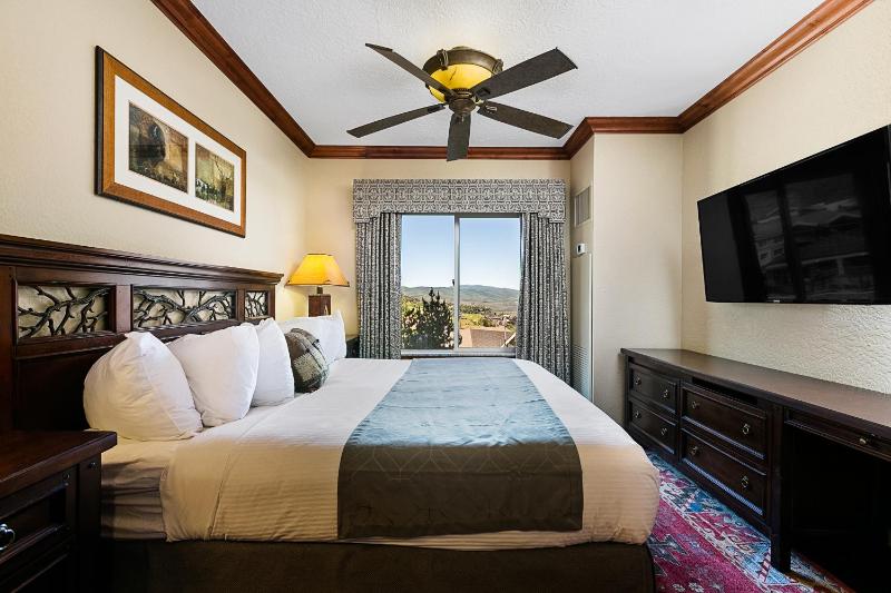 One-Bedroom King Suite image 3