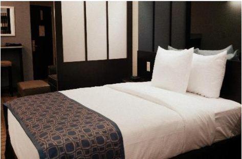 Queen Suite - Non-Smoking image 1