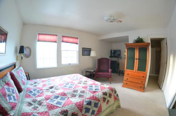Queen Room image 3