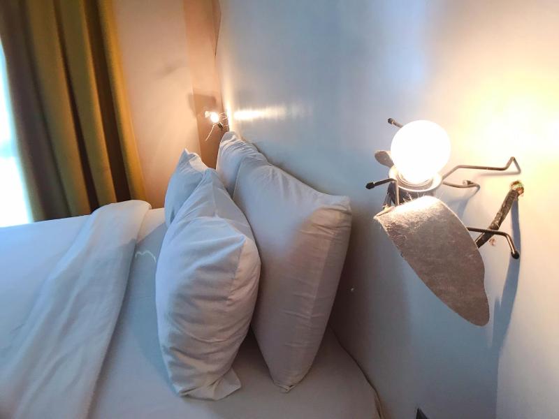 Deluxe Queen Room image 2