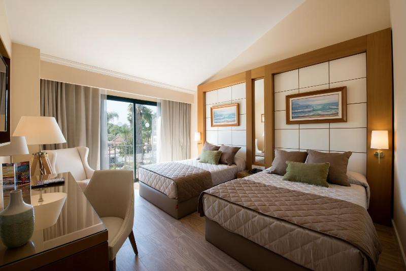 Standard Room with Access to PortAventura Park + 1 access to Ferrari Land 1 adult image 3
