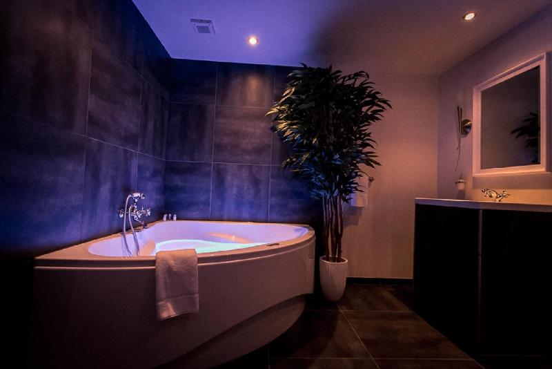 Suite with Spa Bath image 1